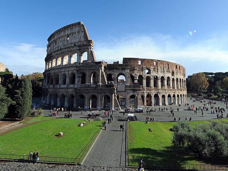 In libreria Eternamente Roma di Isabella Alboini: contiene 48 racconti su altrettante meraviglie della Capitale, con tanto di QR code per trasformarsi in videoguida