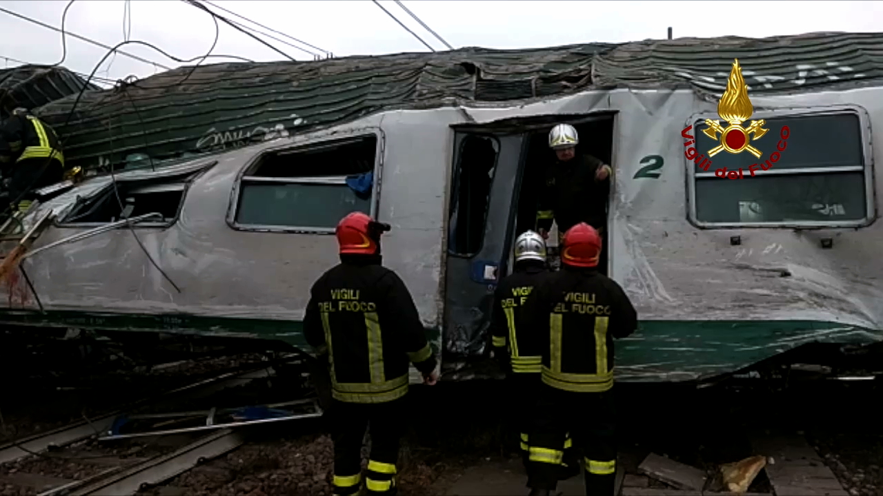 Convoglio Trenord deragliato a Pioltello: le foto dei Vigili del Fuoco