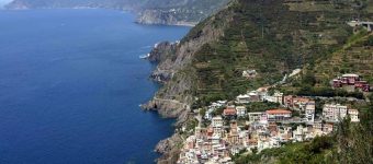 Labirinti di Liguria è una di guida alla scoperta del territorio attraverso quiz, puzzle e rebus: l'obiettivo è valorizzare e promuovere i piccoli borghi