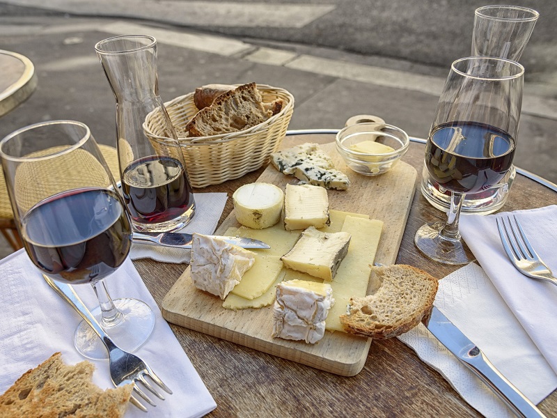 Il formaggio a cena non aiuta a dormire: contiene la tiramina, che può avere effetti negativi sul sonno essendo eccitante per l’organismo e stimolando l’attività cerebrale