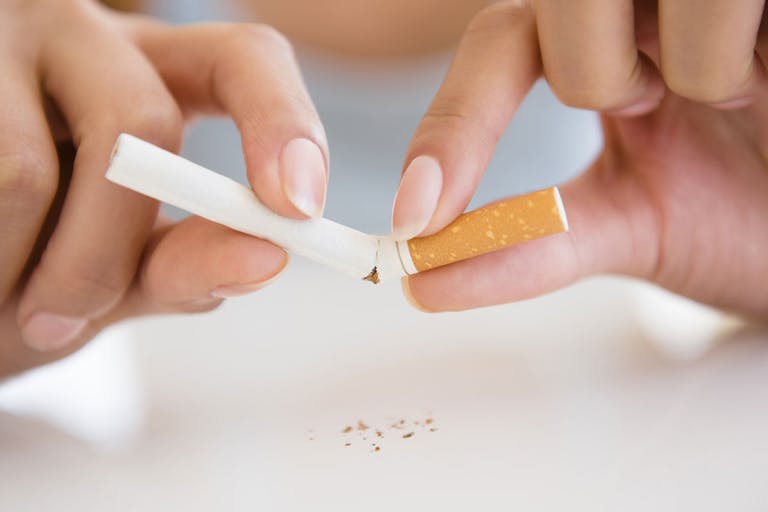 Smettere di fumare non fa bene solo alla salute, ma anche all'ambiente: ecco l'impatto del ciclo del tabacco sul nostro Pianeta