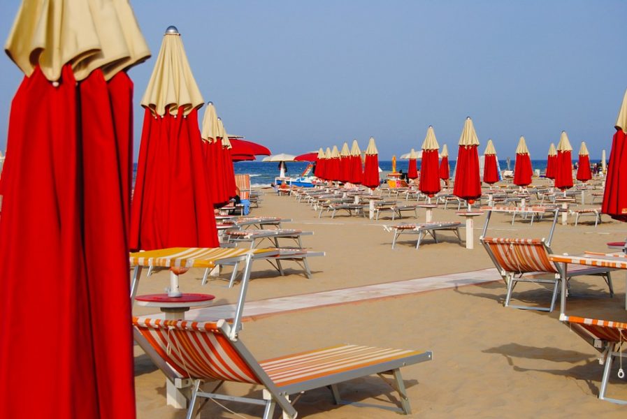 Prezzi pazzi sulle spiagge, in Emilia-Romagna per ombrellone e lettino rincari anche del 15%. Udicon denuncia il boom del costo dei noleggi e molti ora scelgono la spiaggia libera