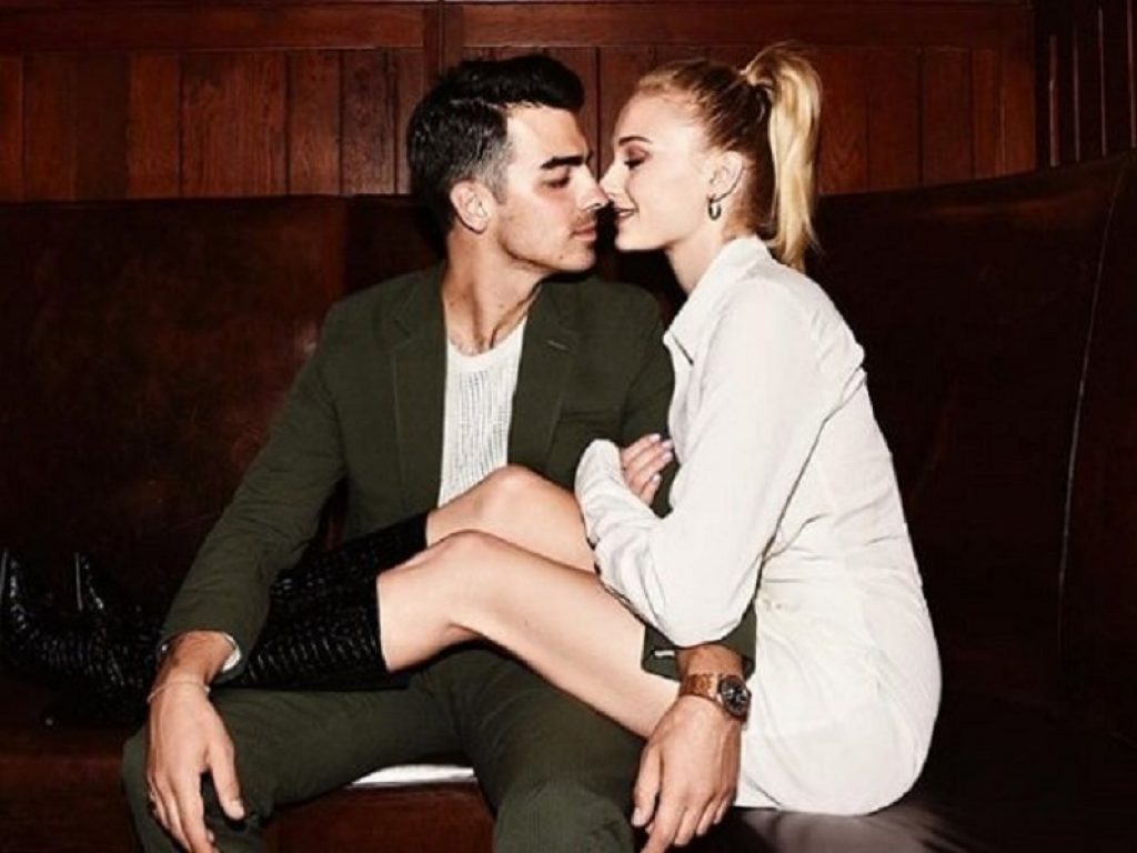 Sophie Turner e Joe Jonas aspettano il loro primo figlio secondo indiscrezioni lanciate da Just Jured: la coppia si è sposata nove mesi fa