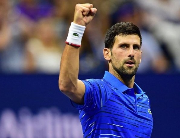 Il tennista Novak Djokovic fotografato insieme all'ex comandante serbo Milan Jolovic che partecipò al genocidio di Srebrenica