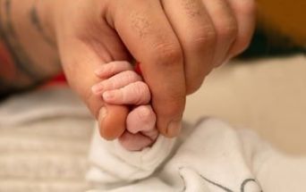 Deficit di biotinidasi: “Lo screening neonatale ha salvato i nostri figli”. Francesco e Celeste avranno una vita normale grazie a una semplice integrazione di vitamina