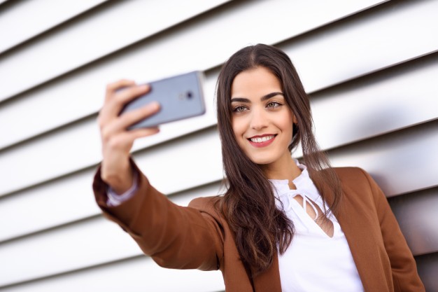 Postare troppi selfie nasconde un disturbo mentale