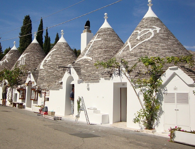 Alberobello tra i nuovi borghi più belli di Italia. Tra i requisiti richiesti: avere una popolazione non superiore ai 15mila abitanti e la presenza di almeno il 70% di edifici storici anteriori al 1939