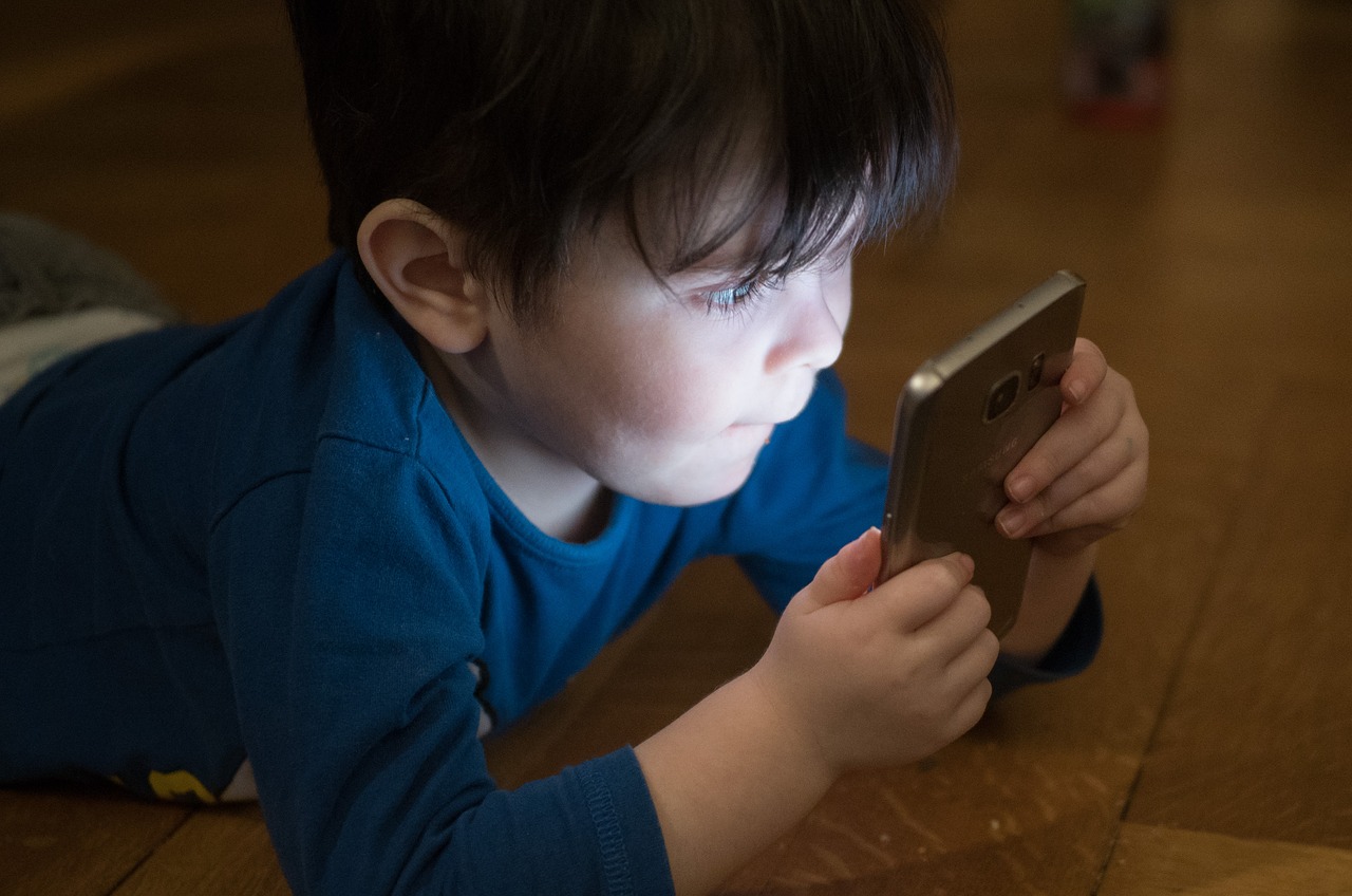 favole bambini psicologi smartphone