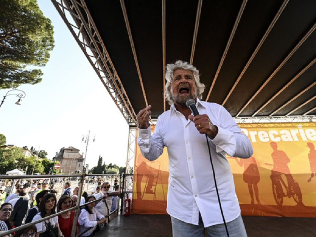 beppe grillo passamontagna