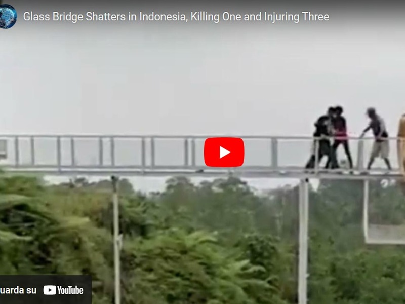 Indonesia: crollo al ponte di vetro Geong Bridge, morto un turista ...